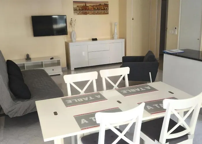 Le Victoria, 2p Moderne, Les Pieds Dans L'eau, Parking, Piscine Menton