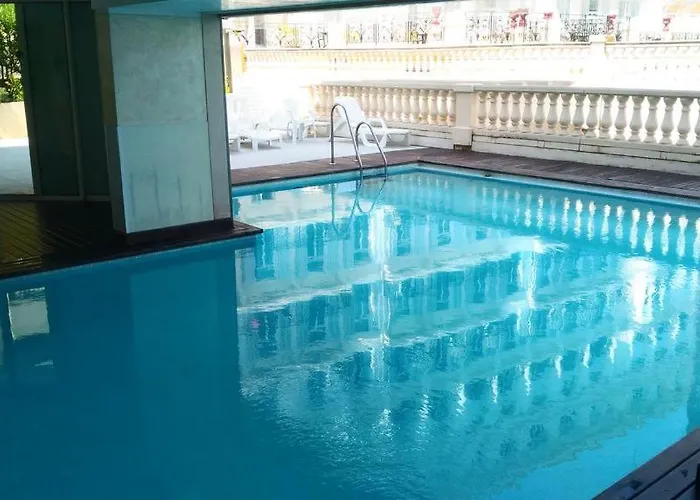 Le Victoria, 2p Moderne, Les Pieds Dans L'eau, Parking, Piscine Menton